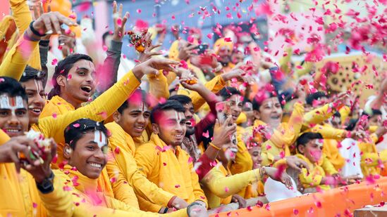 ಯುವ ಭಕ್ತರು ಪ್ರಧಾನಿ ಮೋದಿ ಅವರತ್ತ ಹೂ ಎಸೆಯುವ ಮೂಲಕ ಖುಷಿ ಪಟ್ಟರು