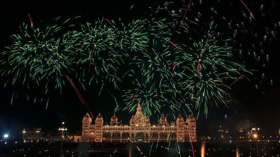 ಮೈಸೂರು ಅರಮನೆಯ ಬೆಳಕಿನ ವೈಭವದ ಹಿನ್ನೆಲೆಯಲ್ಲಿ ಹಸಿರು ಪಟಾಕಿಗಳು ಅರ್ಧಗಂಟೆಗೂ ಹೆಚ್ಚು ಕಾಲ ಕಿವಿಗಡಚಿಕ್ಕುವ ರೀತಿಯಲ್ಲಿ ಶಬ್ದ ಮಾಡುತ್ತಾ ಹೊಸ ವರ್ಷ ಬರ ಮಾಡಿಕೊಂಡ ಸಂಭ್ರಮ ಹೀಗಿತ್ತು.