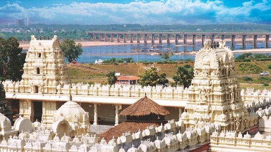 ಅಭಯ ಆಂಜನೇಯ ಸ್ವಾಮಿ ದೇವಾಲಯ: ಇದು ಭಗವಾನ್‌ ಹುನುಮಂತನಿಗೆ ಸಮರ್ಪಿತವಾಗಿರುವ ದೇವಾಲಯವಾಗಿದೆ. ಇತ್ತೀಚಿನ ದಿನಗಳಲ್ಲಿ ಪ್ರವಾಸಿಗರು ಹಾಗೂ &nbsp;ಅಂಜನೇಯ ಭಕ್ತರು ಇಲ್ಲಿಗೆ ಹೆಚ್ಚು ಭೇಟಿ ನೀಡುತ್ತಾರೆ.&nbsp;