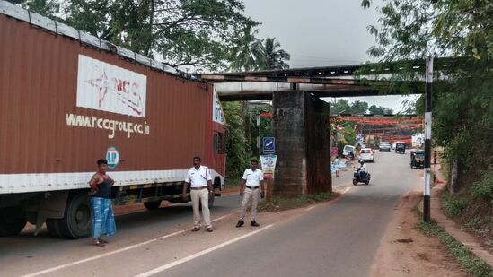 ಮಂಗಳೂರು ಬಳಿ ಲಾರಿ ಸಿಲುಕಿ ತೊಂದರೆಯಾಯಿತು. 