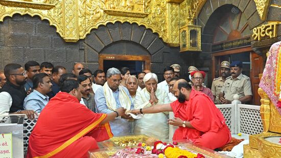 ಶಿರಡಿಯ ಸಾಯಿಬಾಬಾ ಮಂದಿರಕ್ಕೆ ಆಗಮಿಸಿದ ಸಿಎಂ ಸಿದ್ದರಾಮಯ್ಯ, ಸಚಿವ ಎಚ್.ಕೆ.ಪಾಟೀಲ್‌ ಅವರು ವಿಶೇಷ ಪೂಜೆ ಸಲ್ಲಿಸಿದರು.