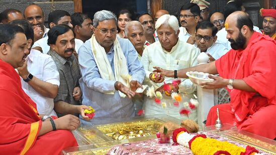 ಶಿರಡಿಯ ಸಾಯಿಬಾಬಾ ಮಂದಿರದಲ್ಲಿ ಪೂಜೆ ಸಲ್ಲಿಸಿದ ಸಿಎಂ ಸಿದ್ದರಾಮಯ್ಯ ಅವರು ಪುಷ್ಪಗಳನ್ನು ಪಾದುಕೆಗಳಿಗೆ ಸಮರ್ಪಿಸಿದರು.