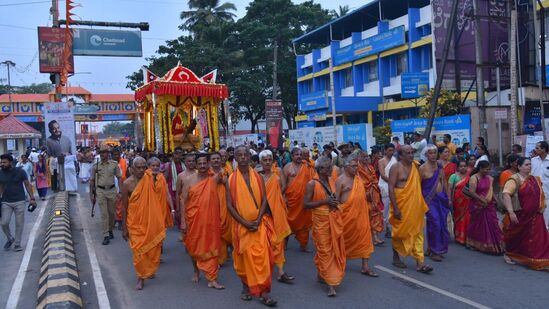 ಉಡುಪಿ ಶ್ರೀಕೃಷ್ಣ ಮಠದಲ್ಲಿ 2024ರ ಜನವರಿ 18ರಂದು ಪುತ್ತಿಗೆ ಶ್ರೀ ಸುಗುಣೇಂದ್ರ ತೀರ್ಥರು ಶ್ರೀಕೃಷ್ಣಪೂಜೆಯ ಪರ್ಯಾಯ ವಹಿಸಿಕೊಳ್ಳುವ ಹಿನ್ನೆಲೆಯಲ್ಲಿ ಸಾಂಪ್ರದಾಯಿಕ ಆಚರಣೆಯ ಭಾಗವಾಗಿ ಪುತ್ತಿಗೆ ಮಠಾಧೀಶ ಶ್ರೀ ಸುಗುಣೇಂದ್ರತೀರ್ಥ ಶ್ರೀಪಾದಂಗಳವರು ಹಾಗೂ ಶ್ರೀ ಸುಶ್ರೀಂದ್ರ ತೀರ್ಥ ಶ್ರೀಪಾದಂಗಳವರ ಪುರಪ್ರವೇಶ ಮೆರವಣಿಗೆ ನಡೆಯಿತು.