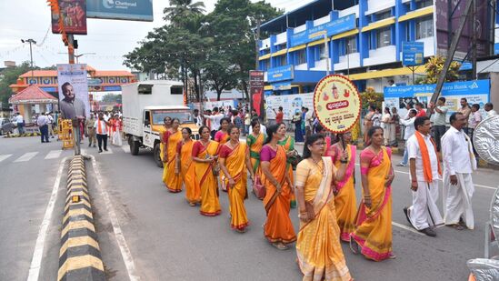 ಯತಿದ್ವಯರ ಮೆರವಣಿಗೆಯಲ್ಲಿ ಪಾಲ್ಗೊಂಡ ಮಹಿಳಾ ಪ್ರತಿನಿಧಿಗಳು.ಸ್ತಬ್ದಚಿತ್ರಗಳು, ಸಮಾಜದ ವಿವಿಧ ಸಮುದಾಯಗಳ ಭಕ್ತರ ತಂಡೋಪತಂಡಗಳು, ವಾದ್ಯಘೋಷಗಳು ಮೆರವಣಿಗೆಯ ಮೆರಗನ್ನು ಹೆಚ್ಚಿಸಿದವು.