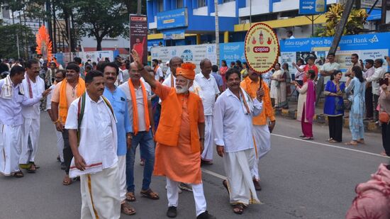 ಹುಲಿವೇಷ, ಕೇರಳ ಚೆಂಡಬಳಗ, ಭಜನಾ ತಂಡಗಳು, ನಾಸಿಕ್ ಬ್ಯಾಂಡ್, ಸ್ಯಾಕ್ಸೋಫೋನ್, ನಾಗಸ್ವರ ಮಂಗಳವಾದ್ಯಗಳು, ಕುಣಿತದ ಭಜನೆ, ಹರಿದಾಸರು, ಮರಕಾಲುಗಳು ಗಮನ ಸೆಳೆದವು., ಈ ವೇಳೆ ಪ್ರಧಾನಿ ಮೋದಿ ವೇಷಧಾರಿಯೂ ಆಕರ್ಷಣೆಯಾದರು.