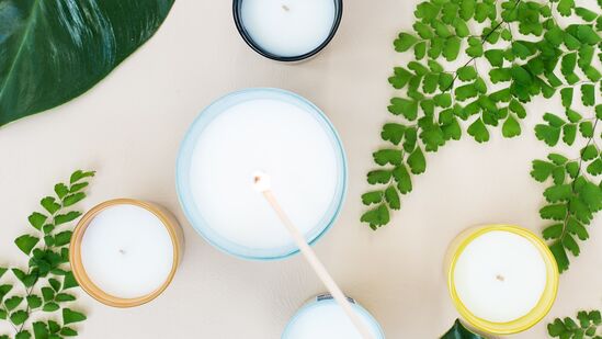 ಬಹುತೇಕ ಪರಿಮಳಯುಕ್ತ ಮೇಣದಬತ್ತಿಗಳನ್ನು ಪ್ಯಾರಾಫಿನ್ ವ್ಯಾಕ್ಸ್‌ನಿಂದ ತಯಾರಿಸಲಾಗುತ್ತದೆ, ಪೆಟ್ರೋಲಿಯಂನ ಉಪ-ಉತ್ಪನ್ನವನ್ನು ಸುಟ್ಟಾಗ, ಅದು ವಿಷವನ್ನು ಬಿಡುಗಡೆ ಮಾಡುತ್ತದೆ. ಹೆಚ್ಚುವರಿಯಾಗಿ, ಈ ಮೇಣದಬತ್ತಿಗಳ ಉತ್ಪಾದನೆ ಮತ್ತು ವಿಲೇವಾರಿ ಪರಿಸರ ಮಾಲಿನ್ಯಕ್ಕೆ ಕಾರಣವಾಗಬಹುದು.