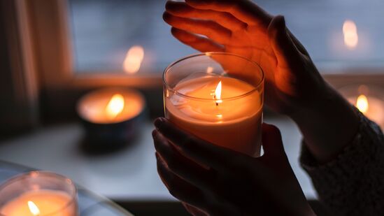 ಎಸೆನ್ಷಿಯನ್‌ ಆಯಿಲ್‌ನೊಂದಿಗೆ ನೈಸರ್ಗಿಕ ವ್ಯಾಕ್ಸ್‌ ಅಥವಾ ಸೋಯಾ ಮೇಣದಬತ್ತಿಗಳನ್ನು ಹಚ್ಚುವುದರಿಂದ ನೈಸರ್ಗಿಕ ಪರಿಮಳ ಸೂಸುತ್ತದೆ. &nbsp;ಹೆಚ್ಚು ಸುರಕ್ಷಿತ ಹಾಗೂ ಪರಿಸರ ಸ್ನೇಹಿ ಎನಿಸುತ್ತದೆ.&nbsp;