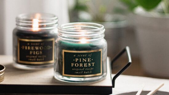 ಪರಿಮಳಯುಕ್ತ ಮೇಣದಬತ್ತಿಗಳನ್ನು ಹಚ್ಚಿದಾಗ, ಫಾರ್ಮಾಲ್ಡಿಹೈಡ್ ಮತ್ತು ಬೆಂಜೀನ್‌ನಂತಹ ಹಾನಿಕಾರಕ ರಾಸಾಯನಿಗಳು ಬಿಡುಗಡೆ ಆಗುತ್ತವೆ, ಇದು ಒಳಾಂಗಣ ಗಾಳಿಯ ಗುಣಮಟ್ಟ ಮತ್ತು ಉಸಿರಾಟದ ಆರೋಗ್ಯದ ಮೇಲೆ ನಕಾರಾತ್ಮಕ ಪರಿಣಾಮ ಬೀರುತ್ತದೆ.