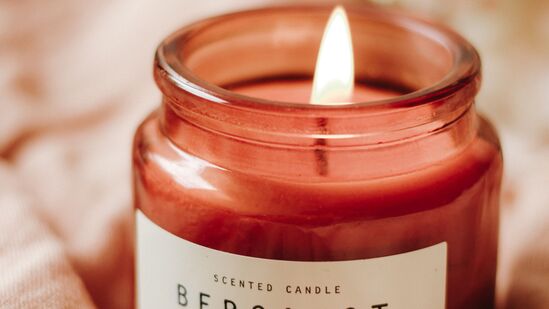 ಪರಿಮಳಯುಕ್ತ ಮೇಣದ ಬತ್ತಿಗಳನ್ನು ಸರಿಯಾಗಿ ಬಳಸದಿದ್ದರೆ ಅವು ಬೆಂಕಿ ಅನಾಹುತಕ್ಕೆ ಕಾರಣವಾಗಬಹುದು. ವಿಶೇಷವಾಗಿ ಸಾಕುಪ್ರಾಣಿಗಳು ಅಥವಾ ಮಕ್ಕಳಿರುವ ಮನೆಗಳಲ್ಲಿ ನೀವು ಬಹಳ ಜಾಗ್ರತೆಯಿಂದ ಇರಬೇಕು.&nbsp;