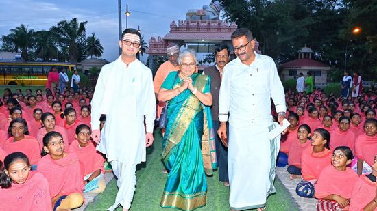 ಸುತ್ತೂರಿನಲ್ಲಿ ಬುಧವಾರ ನಡೆದ ಶಿವರಾತ್ರಿ ಶಿವಯೋಗಿಗಳ ಜಯಂತಿಯ ಸಂಜೆ ಕಾರ್ಯಕ್ರಮದಲ್ಲಿ ಇನ್ಪೋಸಿಸ್‌ ಮುಖ್ಯಸ್ಥೆ ಸುಧಾಮೂರ್ತಿ ಭಾಗಿಯಾದರು.&nbsp;