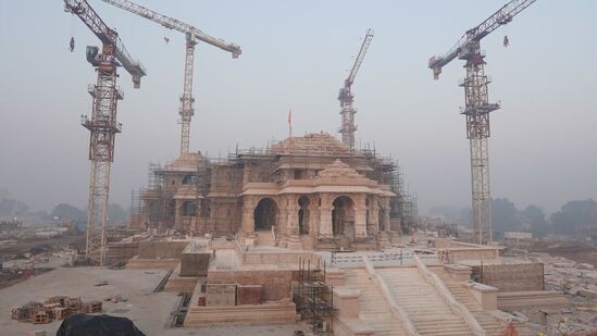 ಅಯೋಧ್ಯೆ ರಾಮಮಂದಿರದ ಹೊರ ನೋಟವಿದು. ಈಗಾಗಲೇ ಈ ಕಟ್ಟಡದ ಬಹುತೇಕ ಕಾಮಗಾರಿ ಮುಗಿದಿದ್ದು. ಕೊನೆ ಹಂತದ ಕೆಲಸ ನಡದಿದೆ.