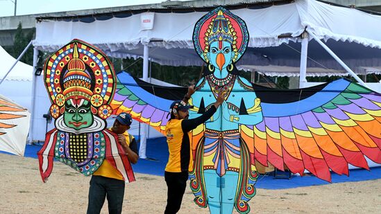 ಹೈದರಾಬಾದ್‌ನ ಪರೇಡ್ ಗ್ರೌಂಡ್‌ನಲ್ಲಿ ನಡೆಯುತ್ತಿರುವ ಗಾಳಿಪಟ ಉತ್ಸವದ ವೇಳೆ ಕಂಡುಬಂದ ಕಥಕ್ಕಳಿ ಮುಖವಾಡದ ಗಾಳಿಪಟ ಮತ್ತು ಗರುಡದೇವನ ಗಾಳಿಪಟ.