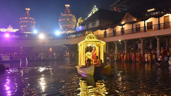 ಮಧ್ವ ಸರೋವರದಲ್ಲಿ ತೆಪ್ಪೋತ್ಸವದ ಬಳಿಕ ಸಣ್ಣ ರಥದಲ್ಲಿ ಮುಖ್ಯಪ್ರಾಣ, ಬ್ರಹ್ಮರಥದಲ್ಲಿ ಶ್ರೀಕೃಷ್ಣ, ಹಾಗೂ ಮಧ್ಯರಥದಲ್ಲಿ ಚಂದ್ರಮೌಳೀಶ್ವರ, ಅನಂತೇಶ್ವರ ದೇವರನ್ನು ಕೂರಿಸಿ, ಪೂಜೆ ಸಲ್ಲಿಸಿ, ತೆಂಗಿನಕಾಯಿ ಒಡೆದು ಚಾಲನೆ ನೀಡಲಾಯಿತು.