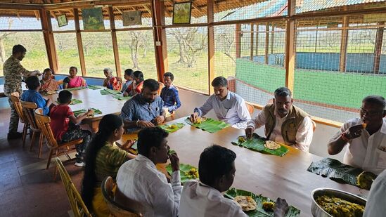 ಬಂಡೀಪುರ ಸುತ್ತಮುತ್ತ ನೆಲೆಸಿರುವ ಗಿರಿಜನರ ಕುಟುಂಬದೊಂದಿಗೆ ಒಂದು ದಿನ ಕಳೆದ ನಿರ್ದೇಶಕ ಡಾ.ರಮೇಶ್‌ಕುಮಾರ್‌ ಹಾಗೂ ಸಿಬ್ಬಂದಿ ಅವರೊಂದಿಗೆ ಊಟ ಸವಿಯುತ್ತಲೇ ಸಲಹೆಗಳನ್ನು ಪಡೆದುಕೊಂಡರು.