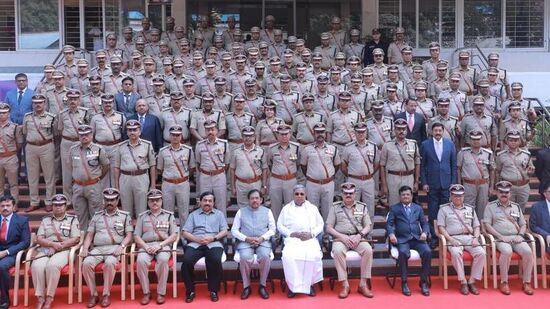 ಬೆಂಗಳೂರಿನಲ್ಲಿ ನಡೆದ ಹಿರಿಯ ಪೊಲೀಸ್‌ ಅಧಿಕಾರಿಗಳ ಸಭೆಯಲ್ಲಿ ಸಿಎಂ ಸಿದ್ದರಾಮಯ್ಯ, ಗೃಹ ಸಚಿವ ಡಾ,ಪರಮೇಶ್ವರ್‌ ಪಾಲ್ಗೊಂಡರು.