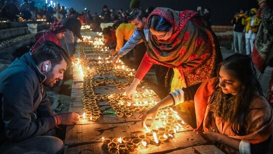 ಅಯೋಧ್ಯೆಯ ಸರಯೂ ನದಿ ದಂಡೆಯ ಮೇಲೆ ಮಂಗಳವಾರ (ಜ.16) ರಾತ್ರಿ ಹಣತೆ ಹಚ್ಚಿ, ಶ್ರೀ ರಾಮನನ್ನು ಆರಾಧಿಸಿದ ಬಿಕಾನೇರ್‌ನ ಭಕ್ತರು. ಅಯೋಧ್ಯೆ ಬಾಲರಾಮನ ಪ್ರಾಣ ಪ್ರತಿಷ್ಠೆ ಪ್ರಕ್ರಿಯೆಗಳೂ ನಿನ್ನೆ (ಜ.16) ಶುರುವಾಗಿದ್ದು, ಜ.22ರಂದು ಪ್ರಾಣ ಪ್ರತಿಷ್ಠೆ ನಡೆಯಲಿದೆ.