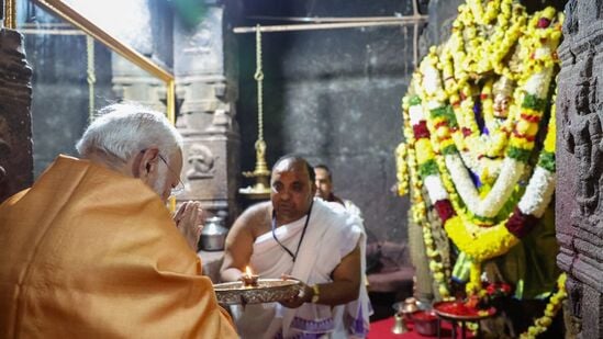 ಆಂಧ್ರಪ್ರದೇಶದ ಲೇಪಾಕ್ಷಿಯಲ್ಲಿರುವ ವೀರಭದ್ರ ದೇವಸ್ಥಾನಕ್ಕೆ ಮಂಗಳವಾರ (ಜ.16) ಪ್ರಧಾನಿ ನರೇಂದ್ರ ಮೋದಿ ಭೇಟಿ ನೀಡಿ ಪೂಜೆ ಸಲ್ಲಿಸಿದರು. ಮೋದಿ ಅವರು ರಾಮಚಂದ್ರ ಪ್ರಭುವನ್ನು ಸ್ತುತಿಸಿದರು, ತೆಲುಗಿನಲ್ಲಿ ಹಾಡಲಾದ ವಿಶೇಷ ಸ್ತೋತ್ರಗಳನ್ನು ಆಲಿಸಿದರು. ಅಷ್ಟೇ ಅಲ್ಲ,ರಾಮಾಯಣ &nbsp;ಮಹಾಕಾವ್ಯದ ತೊಗಲುಗೊಂಬೆಯಾಟವನ್ನೂವೀಕ್ಷಿಸಿದರು.