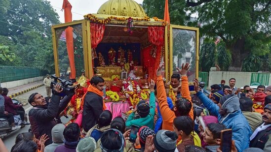 ಪ್ರಯಾಗ್‌ರಾಜ್‌ನ ಚಿತ್ರಕೂಟದಲ್ಲಿ ಶ್ರೀ ರಾಮ ಚರಣ ಪಾದುಕೆಯ ದರ್ಶನಕ್ಕಾಗಿ ಮುಗಿಬಿದ್ದ ಭಕ್ತಜನ.