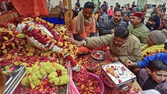 ಇದೇ ವೇಳೆ ಇನ್ನೊಂದೆಡೆ, ಪ್ರಯಾಗ್‌ರಾಜ್‌ನಲ್ಲಿ ಶ್ರೀರಾಮ ಚರಣ ಪಾದುಕೆಯ ಮೆರವಣಿಗೆ ನಡೆಯುತ್ತಿದ್ದು, ಚಿತ್ರಕೂಟ ತಲುಪಿದೆ. ನಾಳೆ (ಜ.19) ಈ ಪಾದುಕೆಗಳು ರಾಮ ಜನ್ಮಭೂಮಿ ತಲುಪಲಿವೆ.&nbsp;