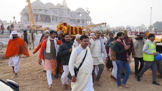 ಅಯೋಧ್ಯೆಯ ರಾಮ ಮಂದಿರದಲ್ಲಿ ಬಾಲ ರಾಮನ ವಿಗ್ರಹ ಪ್ರತಿಷ್ಠಾಪನೆಗೆ ಮುನ್ನ ಮಂದಿರಕ್ಕೆ ಪ್ರದಕ್ಷಿಣೆ ಬಂದ ಪಲ್ಲಕ್ಕಿ ಮೆರವಣಿಗೆಯ ನೋಟ