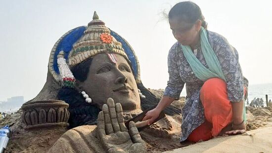 ಅಯೋಧ್ಯೆ ರಾಮ ಮಂದಿರ ಉದ್ಘಾಟನೆ ನಿಮಿತ್ತ ಮುಂಬೈನ ಜುಹು ಬೀಚ್‌ನಲ್ಲಿ ಮರಳುಶಿಲ್ಪ ಕಲಾವಿದೆ ಲಕ್ಷ್ಮಿ ಗೌಡ್ &nbsp;ಅವರು ಶ್ರೀರಾಮನ ಮರಳು ಶಿಲ್ಪ ರಚಿಸಿ ಗಮನಸೆಳದರು.