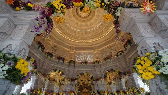 ಶುಕ್ರವಾರ ಬಾಲರಾಮನ ವಿಗ್ರಹವನ್ನು ರಾಮಮಂ ದಿರ ಗರ್ಭಗೃಹ ಅಥವಾ ಗರ್ಭಗುಡಿಯಲ್ಲಿ ಇರಿಸಲಾಯಿತು. ಈ ವೇಳೆ ಜೈ ಶ್ರೀ ರಾಮ್‌ ಎಂಬ ಜಯಘೋಷಗಳು ಮೊಳಗಿದವು.&nbsp;