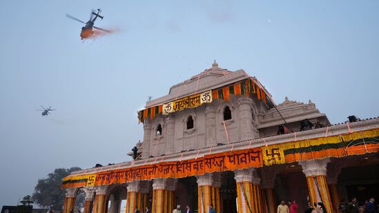 ಅಯೋಧ್ಯೆ ರಾಮ ಮಂದಿರ ಬಾಲರಾಮ ಪ್ರಾಣ ಪ್ರತಿಷ್ಠೆ ಇಂದು ನಡೆಯಲಿದ್ದು, ಬೆಳಗ್ಗೆ 10 ಗಂಟೆಗೆ ಮಂಗಳ ಧ್ವನಿಯೊಂದಿಗೆ ಕಾರ್ಯಕ್ರಮ ಶುರುವಾಗಲಿದೆ. ಇದಕ್ಕೂ ಮುನ್ನ ಭಾನುವಾರ ಅಯೋಧ್ಯೆ ರಾಮ ಮಂದಿರದ ಮೇಲೆ ಭಾರತೀಯ ವಾಯು ಪಡೆ ಹೆಲಿಕಾಪ್ಟರ್ ಹೂಮಳೆಗೆರೆಯಿತು.