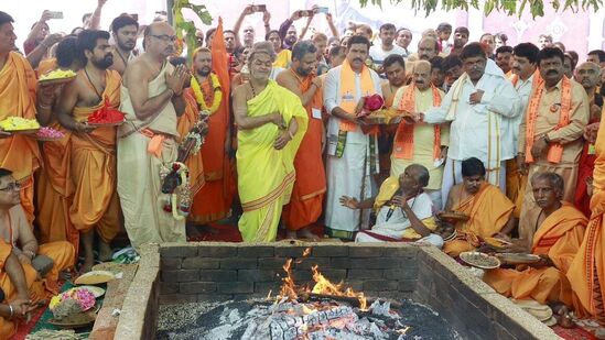 ಬೆಂಗಳೂರಿನ ಮಹಾಲಕ್ಷ್ಮಿ ಲೇಔಟ್ ರಾಣಿ ಅಬ್ಬಕ್ಕ ಆಟದ ಮೈದಾನದಲ್ಲಿ ಆಯೋಜಿಸಿದ್ದ 'ರಾಮತಾರಕ ಮಹಾಯಾಗ'ದಲ್ಲಿ ಭಾಗವಹಿಸಿ ಪೂಜಾ ಕೈಂಕರ್ಯಗಳನ್ನು ನೆರವೇರಿಸಿ ಶ್ರೀರಾಮನನ್ನು ಆರಾಧಿಸಲಾಯಿತು. ಮಾಜಿ ಸಿಎಂ ಬಸವರಾಜ ಬೊಮ್ಮಾಯಿ. ಬಿಜೆಪಿ ಅಧ್ಯಕ್ಷ ಬಿ.ವೈ ವಿಜಯೇಂದ್ರ, ಶಾಸಕ ಗೋಪಾಲಯ್ಯ ಹಾಜರಿದ್ದರು.&nbsp;