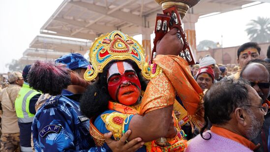 ಬಾಲರಾಮನ ದರ್ಶನಕ್ಕೆ ಕಾತರಿಸಿ ಹನುಮಾನ್ ವೇ‍ಷಧಾರಿಯೂ ಕಷ್ಟಪಟ್ಟರು.