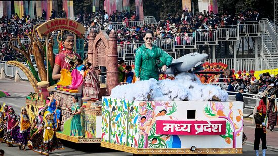 ಮಧ್ಯಪ್ರದೇಶ: ಕಲ್ಯಾಣ ಯೋಜನೆಗಳ ಮೂಲಕ ಮಹಿಳೆಯರ ಅಭಿವೃದ್ಧಿಯನ್ನು ತೋರಿಸುವ ಮಧ್ಯಪ್ರದೇಶದ ಸ್ತಬ್ಧಚಿತ್ರ.&nbsp;