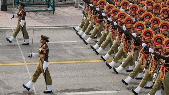 ದೆಹಲಿ ಕರ್ತವ್ಯ ಪಥದ ಪಥ ಸಂಚಲನದಲ್ಲಿ ಹೆಜ್ಜೆ ಹಾಕಿದ ಮಹಿಳಾ ಪೊಲೀಸ್‌ ಪಡೆ.