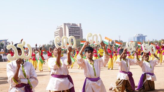 ಕನ್ನಡ ನಾಡು ನುಡಿಯ ಸಂಭ್ರಮದ ಕ್ಷಣಗಳನ್ನು ಕಟ್ಟಿಕೊಡುವ ನೃತ್ಯ ರೂಪಕದಲ್ಲಿ ವಿದ್ಯಾರ್ಥಿಗಳು ಹೆಜ್ಜೆ ಹಾಕಿದರು.