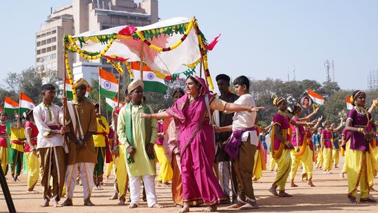 ಬೆಂಗಳೂರಿನ ಕಾರ್ಯಕ್ರಮದಲ್ಲಿ ದೇಶದ ಸಂಸ್ಕೃತಿ, ನಾಡು ನುಡಿ, ಹೋರಾಟಗಳ ಮಹತ್ವ ಸಾರುವ ಚಟುವಟಿಕೆಗಳನ್ನು ವಿದ್ಯಾರ್ಥಿಗಳು ನಡೆಸಿಕೊಟ್ಟರು.