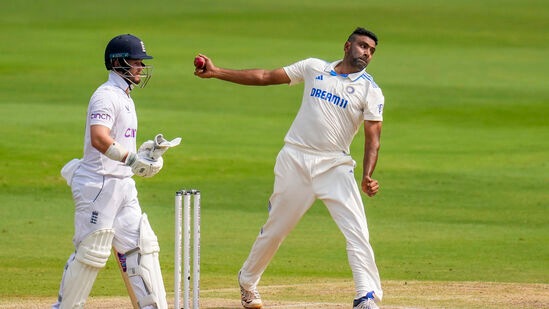 ಆರ್ ಅಶ್ವಿನ್ ಅವರು ಭಾರತ-ಇಂಗ್ಲೆಂಡ್ ನಡುವಿನ ಮೊದಲ ಟೆಸ್ಟ್ನಲ್ಲಿ ಡಬ್ಲ್ಯುಟಿಸಿ ಇತಿಹಾಸದಲ್ಲಿ 150 ಅಥವಾ ಅದಕ್ಕಿಂತ ಹೆಚ್ಚು ವಿಕೆಟ್ ಪಡೆದ ಮೊದಲ ಭಾರತೀಯ ಮತ್ತು ವಿಶ್ವದ 3ನೇ ಬೌಲರ್ ಎನಿಸಿದರು. 31 ಡಬ್ಲ್ಯಟಿಸಿ ಪಂದ್ಯಗಳಲ್ಲಿ 154 ವಿಕೆಟ್ ಪಡೆದಿದ್ದಾರೆ. ಆರ್ ಅಶ್ವಿನ್ ಅವರು ಭಾರತ-ಇಂಗ್ಲೆಂಡ್ ನಡುವಿನ ಮೊದಲ ಟೆಸ್ಟ್ನಲ್ಲಿ ಡಬ್ಲ್ಯುಟಿಸಿ ಇತಿಹಾಸದಲ್ಲಿ 150 ಅಥವಾ ಅದಕ್ಕಿಂತ ಹೆಚ್ಚು ವಿಕೆಟ್ ಪಡೆದ ಮೊದಲ ಭಾರತೀಯ ಮತ್ತು ವಿಶ್ವದ 3ನೇ ಬೌಲರ್ ಎನಿಸಿದರು. 31 ಡಬ್ಲ್ಯಟಿಸಿ ಪಂದ್ಯಗಳಲ್ಲಿ 154 ವಿಕೆಟ್ ಪಡೆದಿದ್ದಾರೆ.