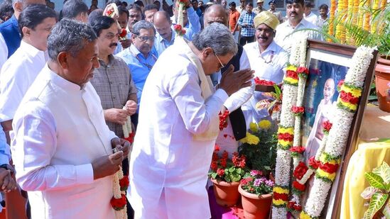 ಬೆಂಗಳೂರಿನಲ್ಲಿ ಸಿಎಂ ಸಿದ್ದರಾಮಯ್ಯ ಗಾಂಧಿ ಭಾವಚಿತ್ರಕ್ಕೆ ಪುಷ್ಪಾರ್ಪಣೆ ಸಲ್ಲಿಸಿ ನಮಸ್ಕರಿಸಿದರು.