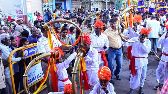 ಹಂಪಿಯಲ್ಲಿ ಸಾಂಸ್ಕೃತಿಕ ಸಡಗರದ ಭಾಗವಾಗಿ ಹಲವು ಕಡೆ ಮೆರವಣಿಗೆ ಮೂಲಕ ಕಲಾವಿದರು ಹೆಜ್ಜೆ ಹಾಕಿದರು. ಕರ್ನಾಟಕದ ಹಲವಾರು ಕಲಾವಿದರು ಕಹಳೆ ಮೊಳಗಿಸಿದರು.