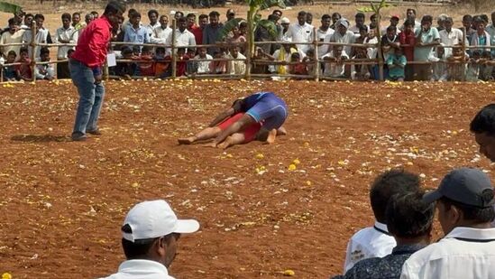 ಹಂಪಿ ಉತ್ಸವದಲ್ಲಿ ಕುಸ್ತಿಗೂ ಅವಕಾಶ. ಕುಸ್ತಿ ಅಖಾಡದಲ್ಲಿ ಮಹಿಳಾ ಕುಸ್ತಿಪಟುಗಳ ಹಾಕಿದ ಪಟ್ಟನ್ನು ಸ್ಥಳೀಯರು ಖುಷಿಯಿಂದಲೇ ವೀಕ್ಷಿಸಿದರು.