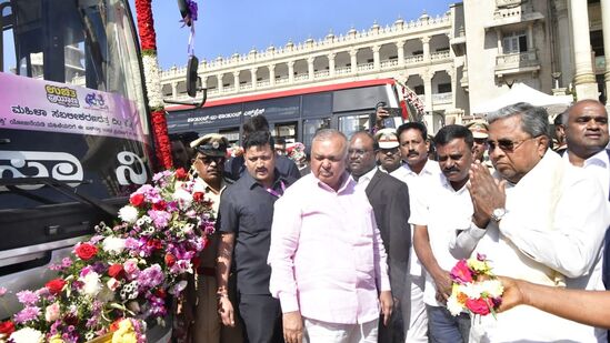 ಕೆಎಸ್‌ಆರ್‌ಟಿಸಿ ಆರಂಭಿಸಿರುವ ಅಶ್ವಮೇಧ ಸಾರಿಗೆ ಸೇವೆಗೆ ಮುಖ್ಯಮಂತ್ರಿ ಸಿದ್ದರಾಮಯ್ಯ ವಿಧಾನಸೌಧದ ಎದುರು ಚಾಲನೆ ನೀಡಿ ಬಸ್‌ಗೆ ನಮಸ್ಕರಿಸಿದರು.&nbsp;