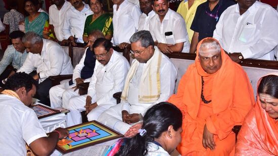 ಮೈಸೂರು ಜಿಲ್ಲೆ ನಂಜನಗೂಡು ತಾಲ್ಲೂಕಿನ ಸುತ್ತೂರು ಜಾತ್ರೆಯಲ್ಲಿ ದೇಸಿ ಆಟಗಳ ಕಲರವ. ಅದರಲ್ಲೂ ಅಳಗುಳಿಮನೆ, ಚೌಕಾಬಾರ, ನವಕಂಕರಿ, ಹಾವು ಏಣಿಯಾಟದಂತಹ ಹಲವು ದೇಸಿ ಆಟಗಳಿದ್ದವು. ಅದನ್ನು ಸಿಎಂ ಸಿದ್ದರಾಮಯ್ಯ ಅವರು ಉದ್ಘಾಟಿಸಿದರು.