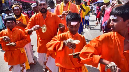 ಸುತ್ತೂರು ಜಾತ್ರಾ ಮಹೋತ್ಸವದ ರಥೋತ್ಸವದಲ್ಲಿ ಹೆಜ್ಜೆ ಹಾಕಿ ಬಾಲ ಕಂಸಾಳೆ ಕಲಾವಿದರು.