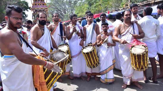 ಸುತ್ತೂರು ಜಾತ್ರಾ ಮಹೋತ್ಸವದ ಅಂಗವಾಗಿ ಗುರುವಾರ ನಡೆದ ಬ್ರಹ್ಮರಥೋತ್ಸವದಲ್ಲಿ ಚಂಡೆಮೇಳ ತಂಡದವರು ಗಮನ ಸೆಳೆದರು.