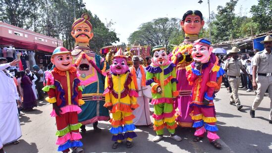 ಮೈಸೂರು ಜಿಲ್ಲೆ ಸುತ್ತೂರಿನಲ್ಲಿ ನಡೆಯುತ್ತಿರುವ ಜಾತ್ರಾ ಮಹೋತ್ಸವದ ರಥೋತ್ಸವದಲ್ಲಿ ಗಾರುಡಿ ಗೊಂಬೆಗಳು.