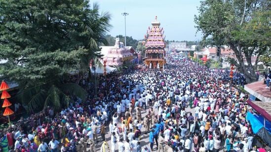 ಮೈಸೂರು ಜಿಲ್ಲೆ ನಂಜನಗೂಡು ತಾಲ್ಲೂಕು ಸುತ್ತೂರಿನಲ್ಲಿ ಆದಿ ಜಗದ್ಗುರು &nbsp;ಶ್ರೀ ಶಿವರಾತ್ರೀಶ್ವರರ ರಥೋತ್ಸವ., ಸಹಸ್ರಾರು ಭಕ್ತರು, ಕಲಾ ತಂಡಗಳ ನಡುವೆ ಗುರುವಾರ ರಥೋತ್ಸವ ನಡೆಯಿತು.&nbsp;