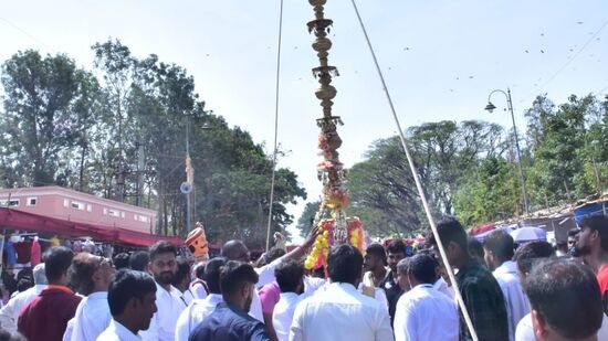 ಸುತ್ತೂರು ಜಾತ್ರೆಯಲ್ಲಿ ನಂದಿಧ್ವಜಕ್ಕೆ ಪೂಜೆ ಸಲ್ಲಿಸಿ ರಥೋತ್ಸವಕ್ಕೆ ಚಾಲನೆ ನೀಡಲಾಯಿತು&nbsp;