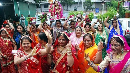 Gangaur: ಗಂಗೌರ್ ಹಬ್ಬವನ್ನು ರಾಜಸ್ಥಾನ, ಗುಜರಾತ್ ಹಾಗೂ ಮಧ್ಯಪ್ರದೇಶದ ಭಾಗಗಳಲ್ಲಿ ಆಚರಿಸಲಾಗುವ ಸಾಂಪ್ರದಾಯಿಕ ಹಬ್ಬವಾಗಿದೆ. ಇದು ಗೌರಿ ದೇವಿಗೆ (ಪಾರ್ವತಿಯ ಅವತಾರ) ಸಮರ್ಪಿತವಾದ ಹಬ್ಬವಾಗಿದೆ. ಈ ದಿನ ಪಾರ್ವತಿ ದೇವಿ ಮೆರವಣಿಗೆ, ಹಾಡು, ಪ್ರಾರ್ಥನೆಗಳೊಂದಿಗೆ ಪೂಜಿಸಲಾಗುತ್ತದೆ. ಗಂಗೌರ್ ಹಬ್ಬವನ್ನು 18 ದಿನಗಳ ಕಾಲ ಆಚರಿಸುತ್ತಾರೆ.&nbsp;