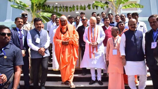 ಮೈಸೂರು ಜಿಲ್ಲೆಯ ಸುತ್ತೂರಿನಲ್ಲಿ ಶಾಮನೂರು ಶಿವಶಂಕರಪ್ಪ ಅವರ ಕುಟುಂಬದವರ ಹೆಸರಿನಲ್ಲಿ ನಿರ್ಮಿಸಿರುವ ಅತಿಥಿಗೃಹವನ್ನು ಕೇಂದ್ರ ಗೃಹ ಸಚಿವ ಅಮಿತ್‌ ಶಾ ಅವರು ಶ್ರೀ ಶಿವರಾತ್ರಿ ದೇಶಿಕೇಂದ್ರ ಸ್ವಾಮೀಜಿ, &nbsp;ಕೇಂದ್ರ ಸಚಿವ ಪ್ರಲ್ಹಾದ ಜೋಶಿ, ಬಿಜೆಪಿ ಅಧ್ಯಕ್ಷ ಬಿ.ವೈ.ವಿಜಯೇಂದ್ರ, ಮಾಜಿ ಸಿಎಂ ಬಸವರಾಜ ಬೊಮ್ಮಾಯಿ ಅವರೊಂದಿಗೆ ಉದ್ಘಾಟಿಸಿ ಹೊರ ಬಂದರು.