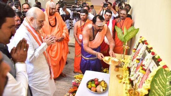 ಸುತ್ತೂರಿನಲ್ಲಿ ಅತಿಥಿಗೃಹವನ್ನು ಉದ್ಘಾಟಿಸಿದ ಕೇಂದ್ರ ಗೃಹ ಸಚಿವ ಅಮಿತ್‌ ಶಾ ಅವರು ಸುತ್ತೂರು ಗುರು ಪರಂಪರೆಯ ಸ್ವಾಮೀಜಿಗಳಿಗೆ ನಮನ ಸಲ್ಲಿಸಿದರು.