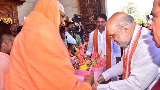 ಮೈಸೂರು ಜಿಲ್ಲೆಯ ಸುತ್ತೂರು ಜಾತ್ರಾ ಮಹೋತ್ಸವ, ಅತಿಥಿಗೃಹ ಉದ್ಘಾಟನೆ ಸಹಿತ ನಾನಾ ಕಾರ್ಯಕ್ರಮಗಳಲ್ಲಿ ಭಾಗಿಯಾಗಲು ಆಗಮಿಸಿದ ಕೇಂದ್ರ ಗೃಹ ಸಚಿವ ಅಮಿತ್‌ ಶಾ ಅವರನ್ನು ಶ್ರೀ ಶಿವರಾತ್ರಿ ದೇಶಿಕೇಂದ್ರ ಸ್ವಾಮೀಜಿ ಬರ ಮಾಡಿಕೊಂಡರು. ಪ್ರತಿಪಕ್ಷ ನಾಯಕ ಆರ್‌.ಅಶೋಕ್‌,. ಕೇಂದ್ರ ಸಚಿವ ಪ್ರಲ್ಹಾದ ಜೋಶಿ ಮತ್ತತಿರರು ಈ ವೇಳೆ ಹಾಜರಿದ್ದರು.