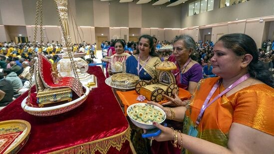 ಅಬುಧಾಬಿಯ BAPS ಹಿಂದೂ ಮಂದಿರದಲ್ಲಿ ವಿಶೇಷ ಪೂಜೆ ಮಾಡುತ್ತಿರುವ ಮಹಿಳೆಯರು.