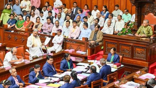 ಬಜೆಟ್‌ಗೆ ಸಂಬಂಧಿಸಿದಂತೆ ನಡೆದಿರುವ ಅಧಿವೇಶನದಲ್ಲಿ ವಿಧಾನಪರಿಷತ್‌ಗೆ ಆಗಮಿಸಿ ತಮ್ಮ ಸರ್ಕಾರ ಕೈಗೊಂಡಿರುವ ಸುಧಾರಣಾ ಕ್ರಮಗಳ ಕುರಿತು ಸಿಎಂ ಸಿದ್ದರಾಮಯ್ಯ ವಿವರಣೆ ನೀಡಿದರು.